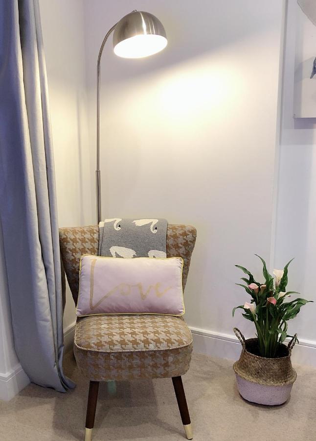Soak Up The Light At A Soothing, Stylish Apartment In Swansea Marina Exterior foto
