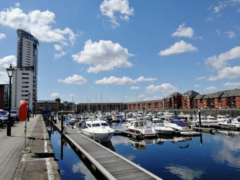 Soak Up The Light At A Soothing, Stylish Apartment In Swansea Marina Exterior foto