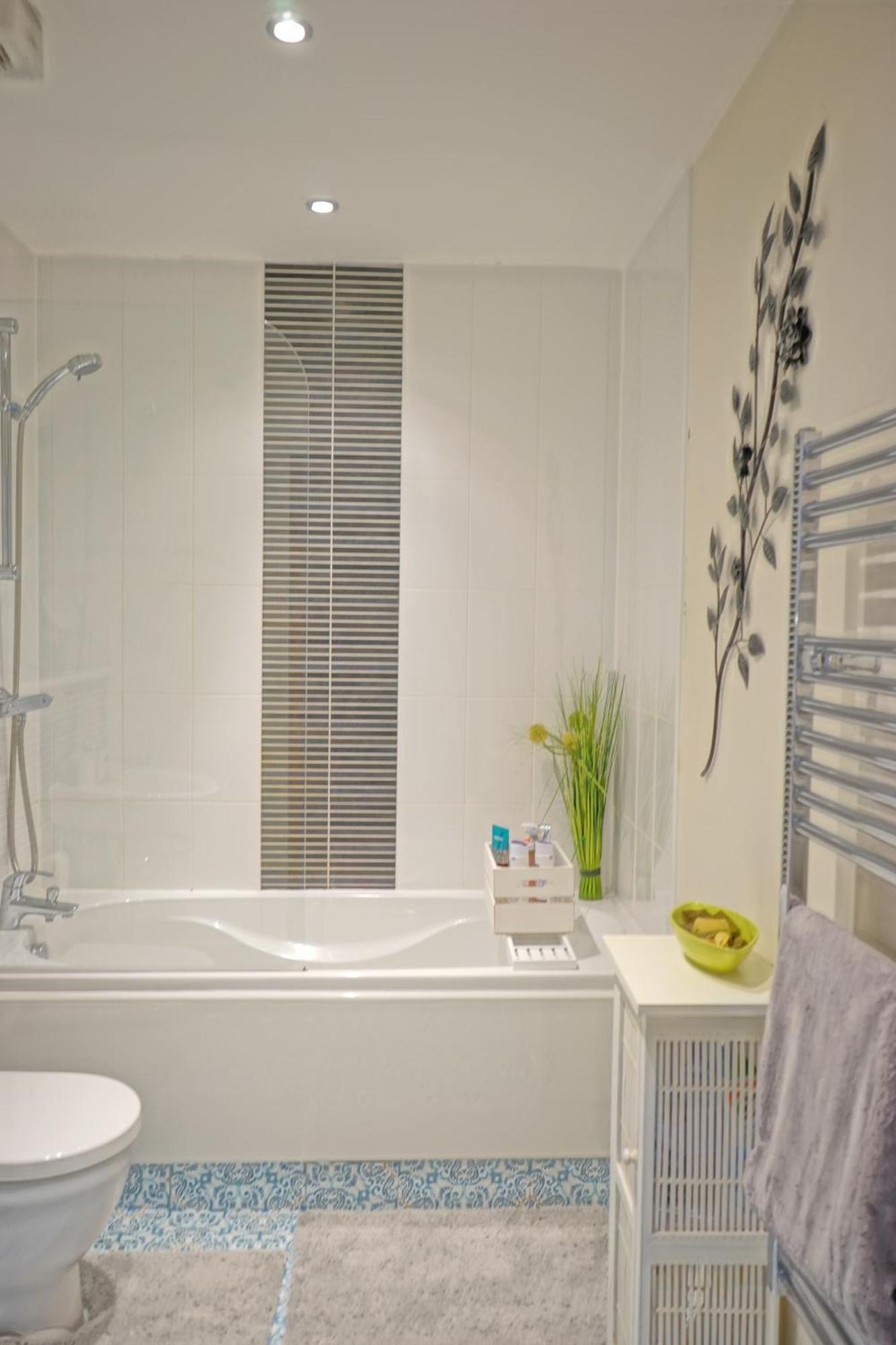 Soak Up The Light At A Soothing, Stylish Apartment In Swansea Marina Habitación foto