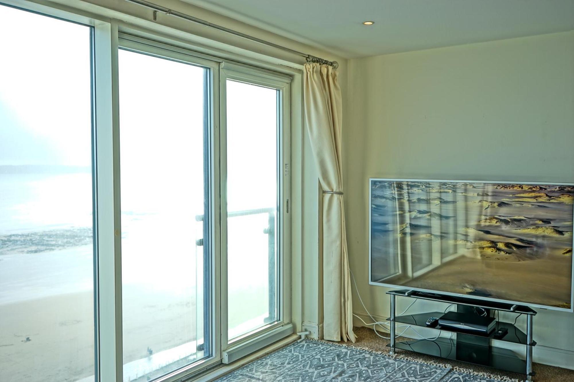 Soak Up The Light At A Soothing, Stylish Apartment In Swansea Marina Habitación foto