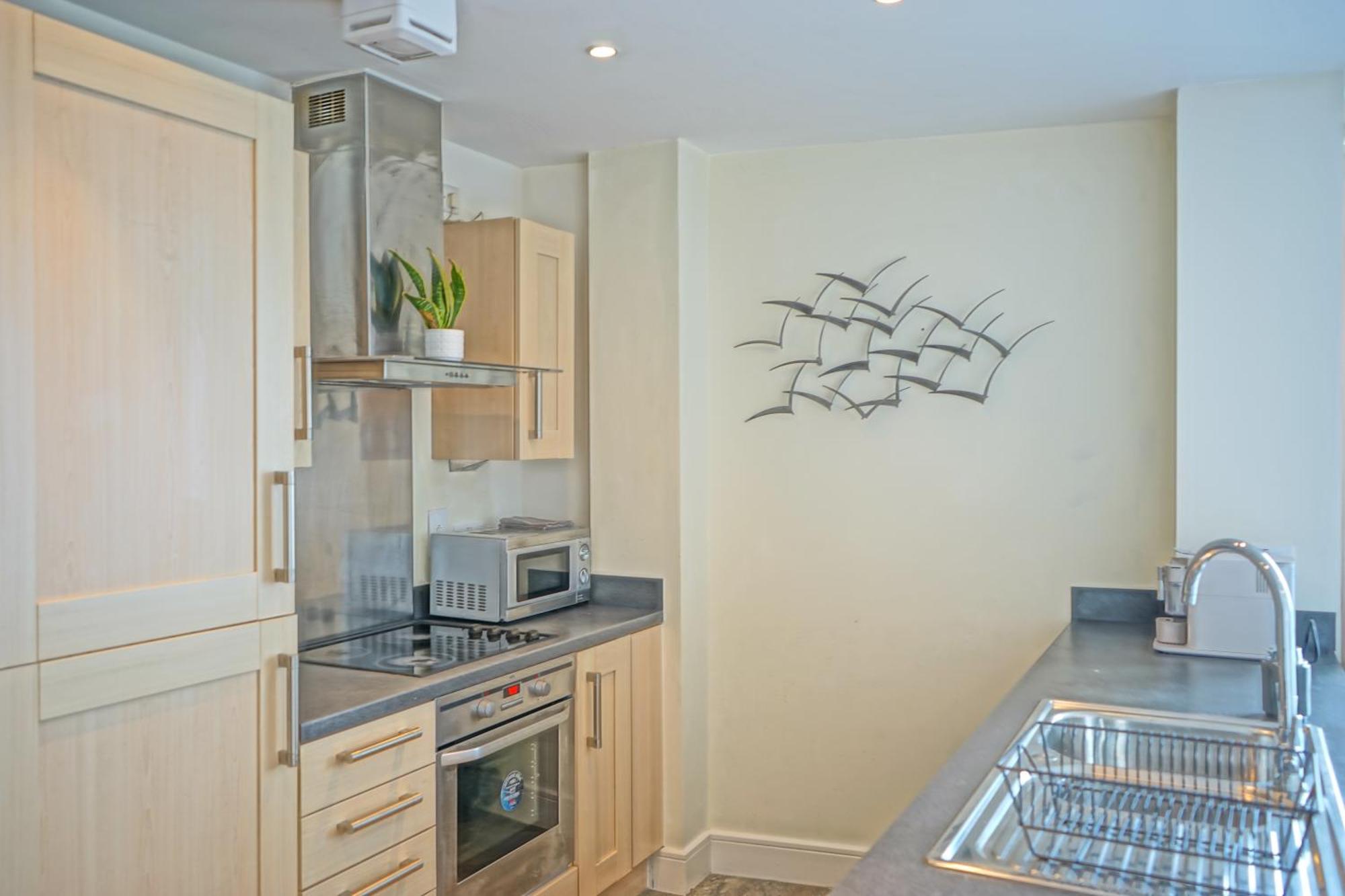 Soak Up The Light At A Soothing, Stylish Apartment In Swansea Marina Habitación foto